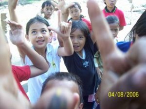 Keceriaan Anak Pengungsi Pangandaran (Gambar by Siddik 2006)